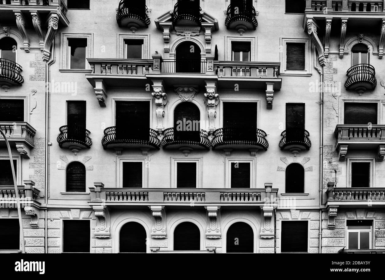 Fassade und Fenster von Häusern in Neapel, Italien. Stockfoto