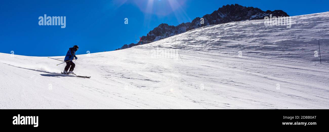 Ski in Chile an einem sonnigen Tag mit viel Schnee. Südamerika. Stockfoto