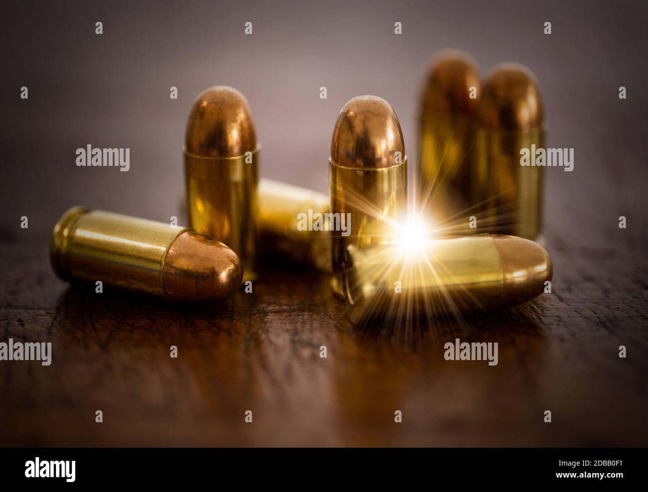 Goldene Kugeln auf Holzoberfläche Stockfoto