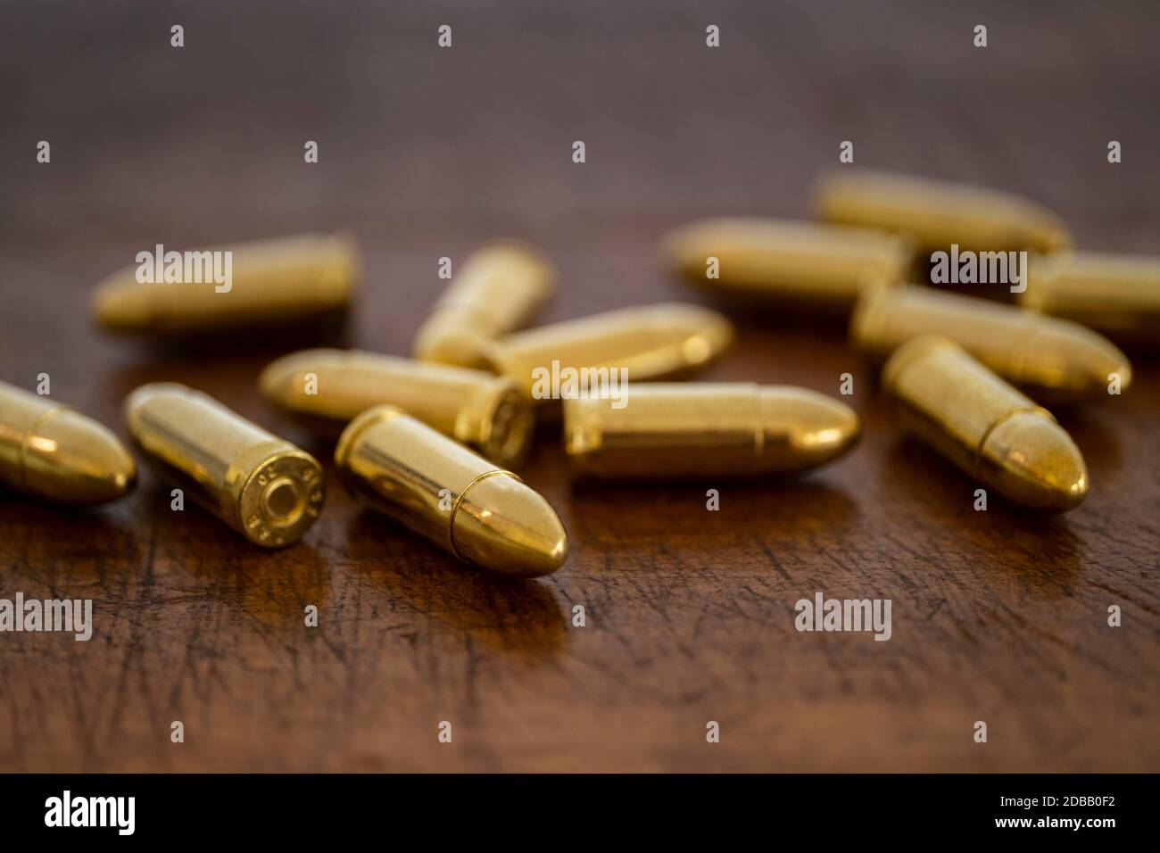 Goldene Kugeln auf Holzoberfläche Stockfoto