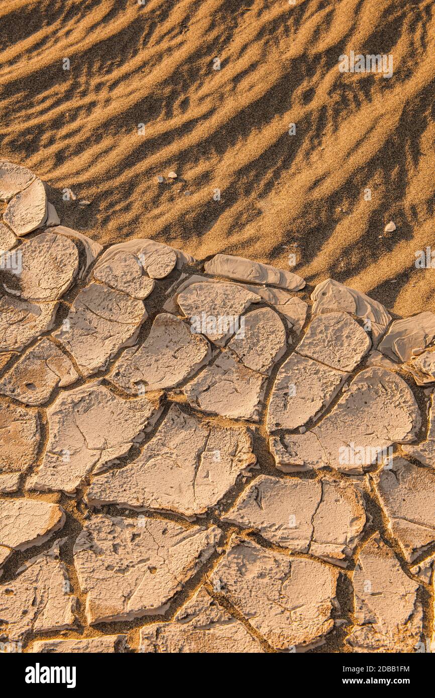 Gerissene Erde in der Wüste Stockfoto