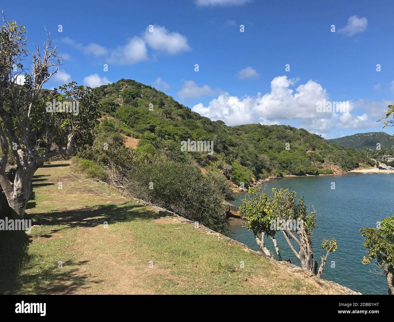 Pfad, der in und aus Fort Berkeley durch den englischen Hafen führt Stockfoto