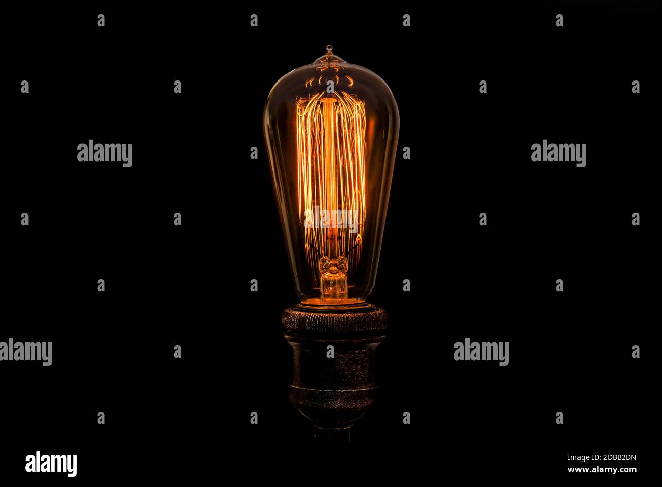 Edison Glühbirne auf schwarzem Hintergrund Stockfoto