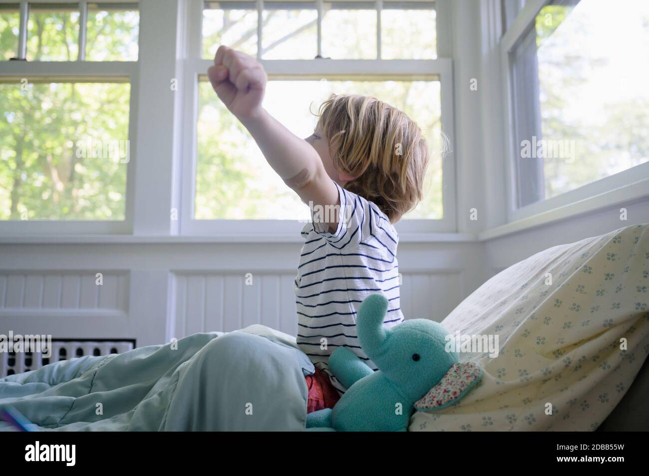 Junge (4-5) beim Aufwachen Stockfoto