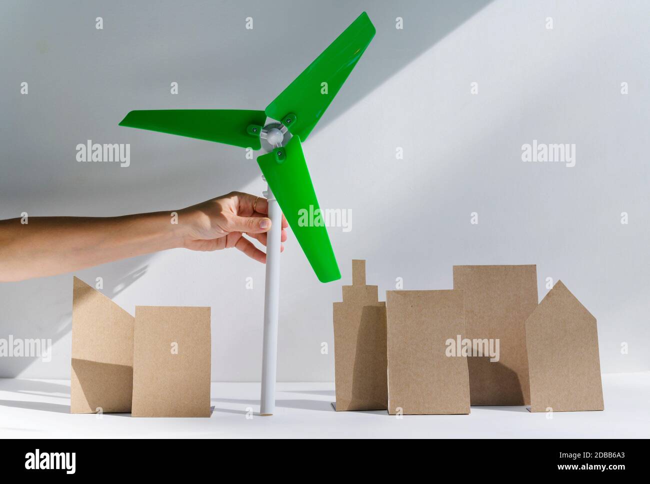 Frau Hand halten Skala Modell der Windenergieanlage Stockfoto