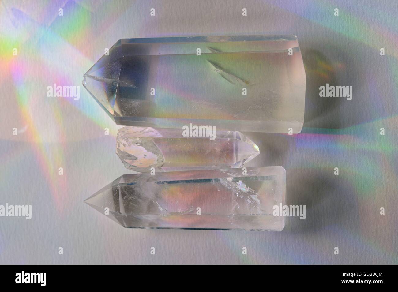 Quarzkristalle auf weißem Hintergrund Stockfoto