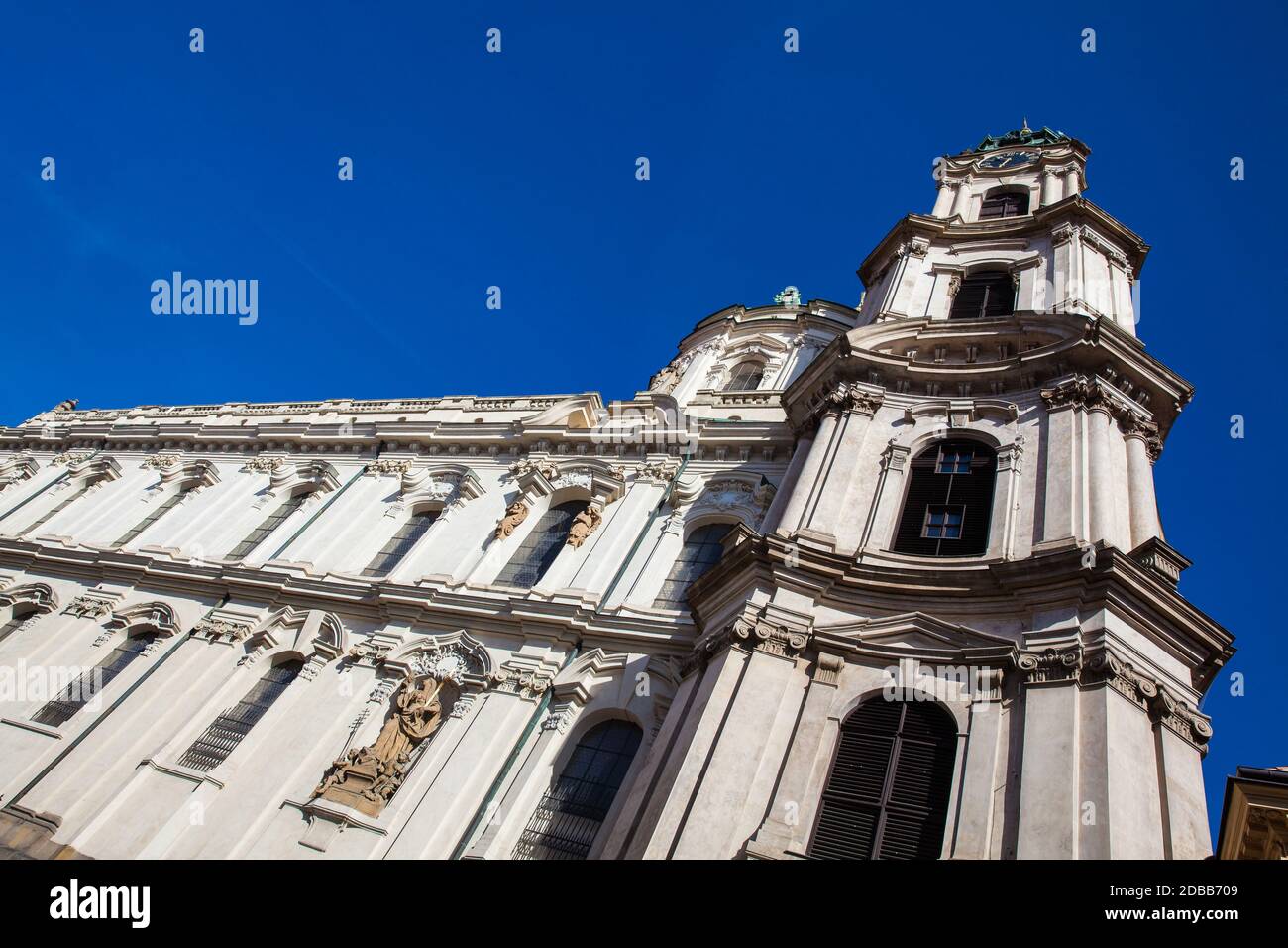 Fassade der antiken und schönen St. Nikolaus-Kirche Prager Altstadt Stockfoto