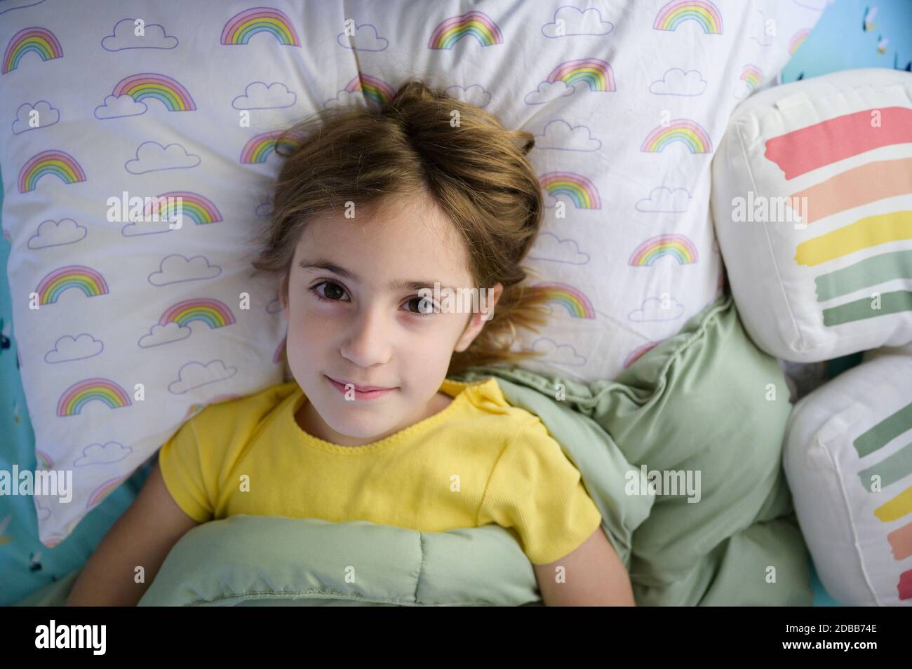 Porträt eines Mädchens (6-7) im Bett liegend Stockfoto