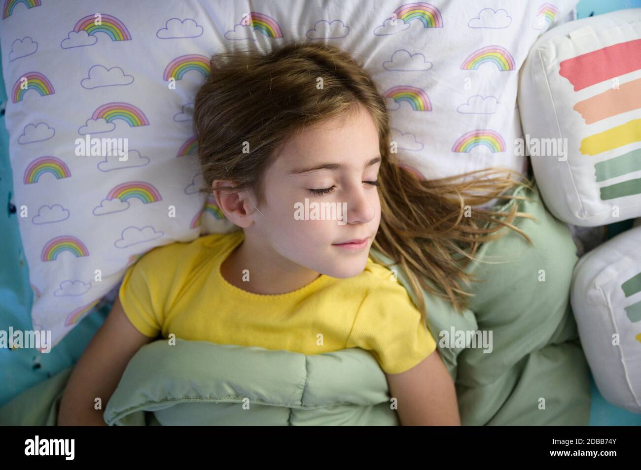 Mädchen (6-7) schlafen im Bett Stockfoto
