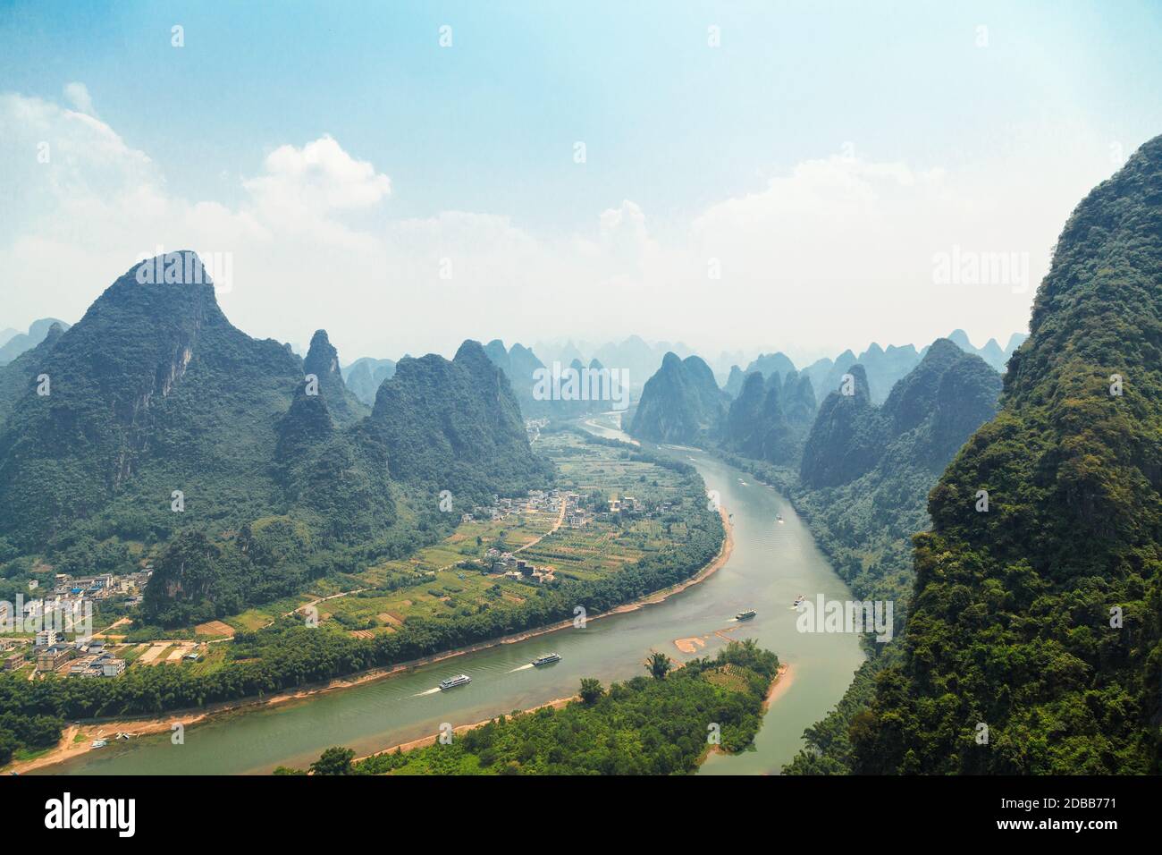Guilin Mountain ViewBlick auf die Guilin Mountains auf einer klaren sonnigen Tag und die Flutflutebene des Li Flusses unten Stockfoto