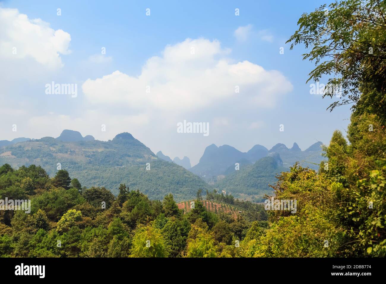 Blick auf Guilin Berge an einem klaren sonnigen Tag, Tourist China, Asien Stockfoto