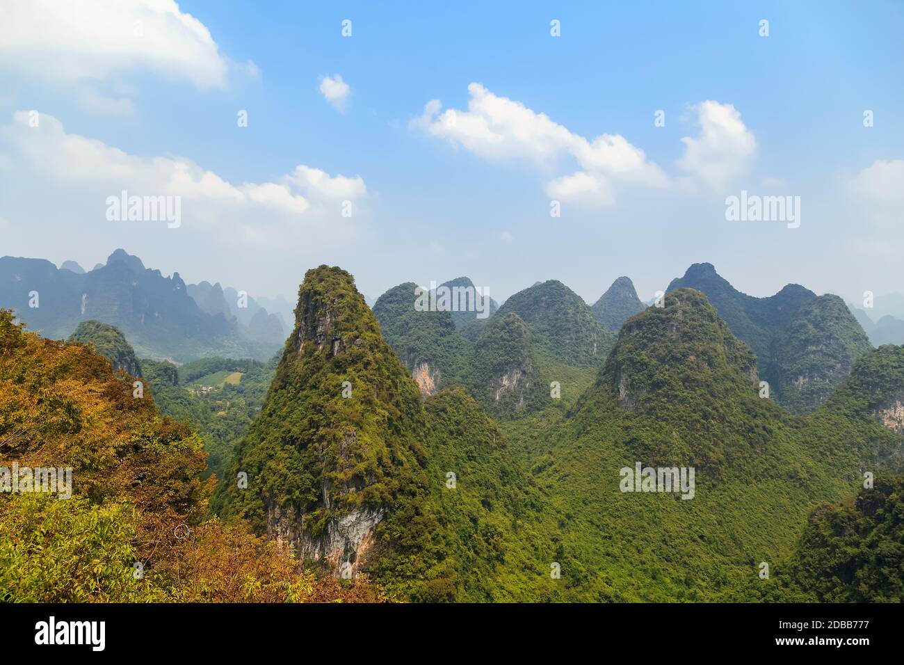 Blick auf Guilin Berge an einem klaren sonnigen Tag, Tourist China, Asien Stockfoto