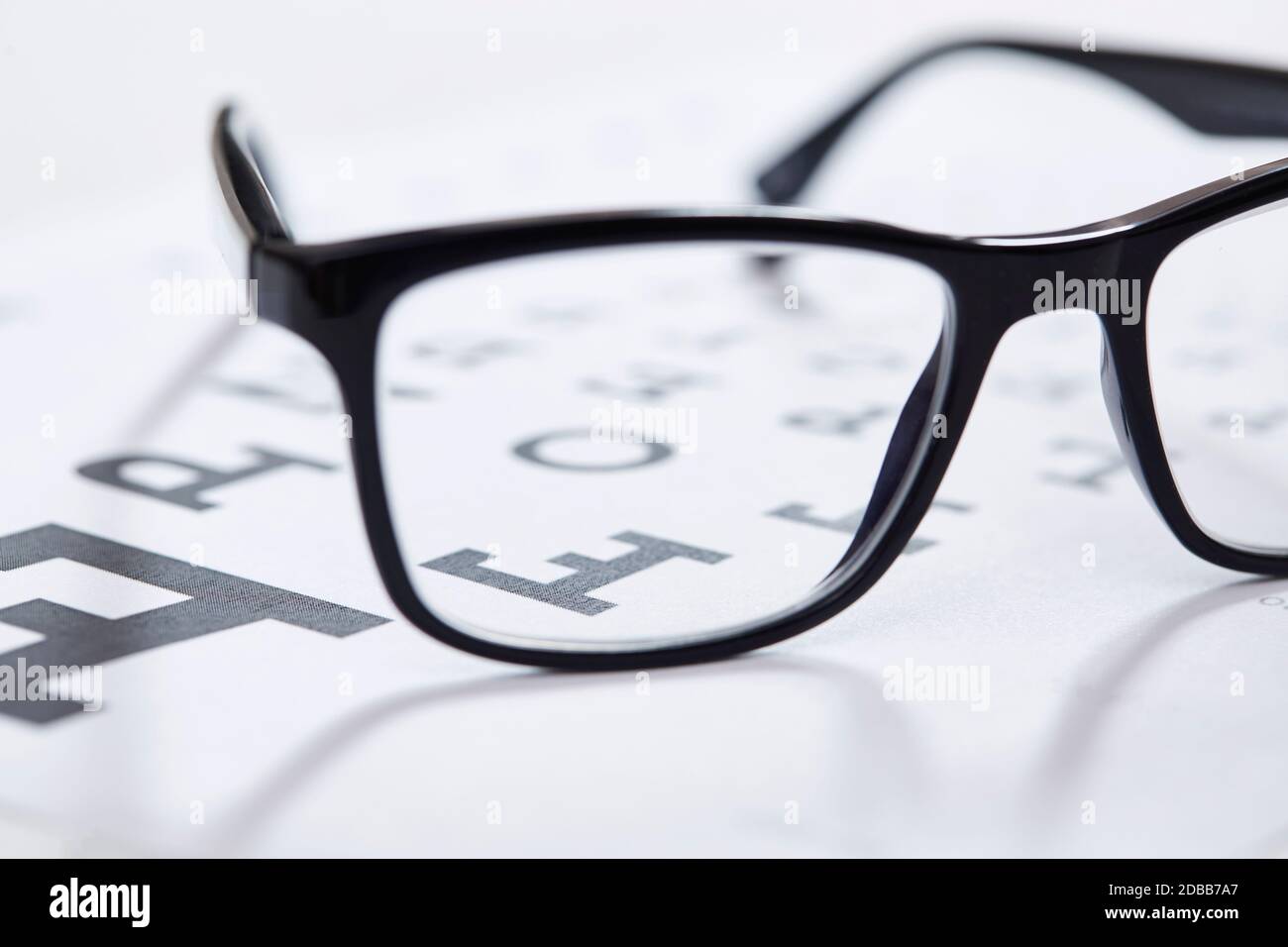 Nahaufnahme von Brillen auf der Sehtafel Stockfoto