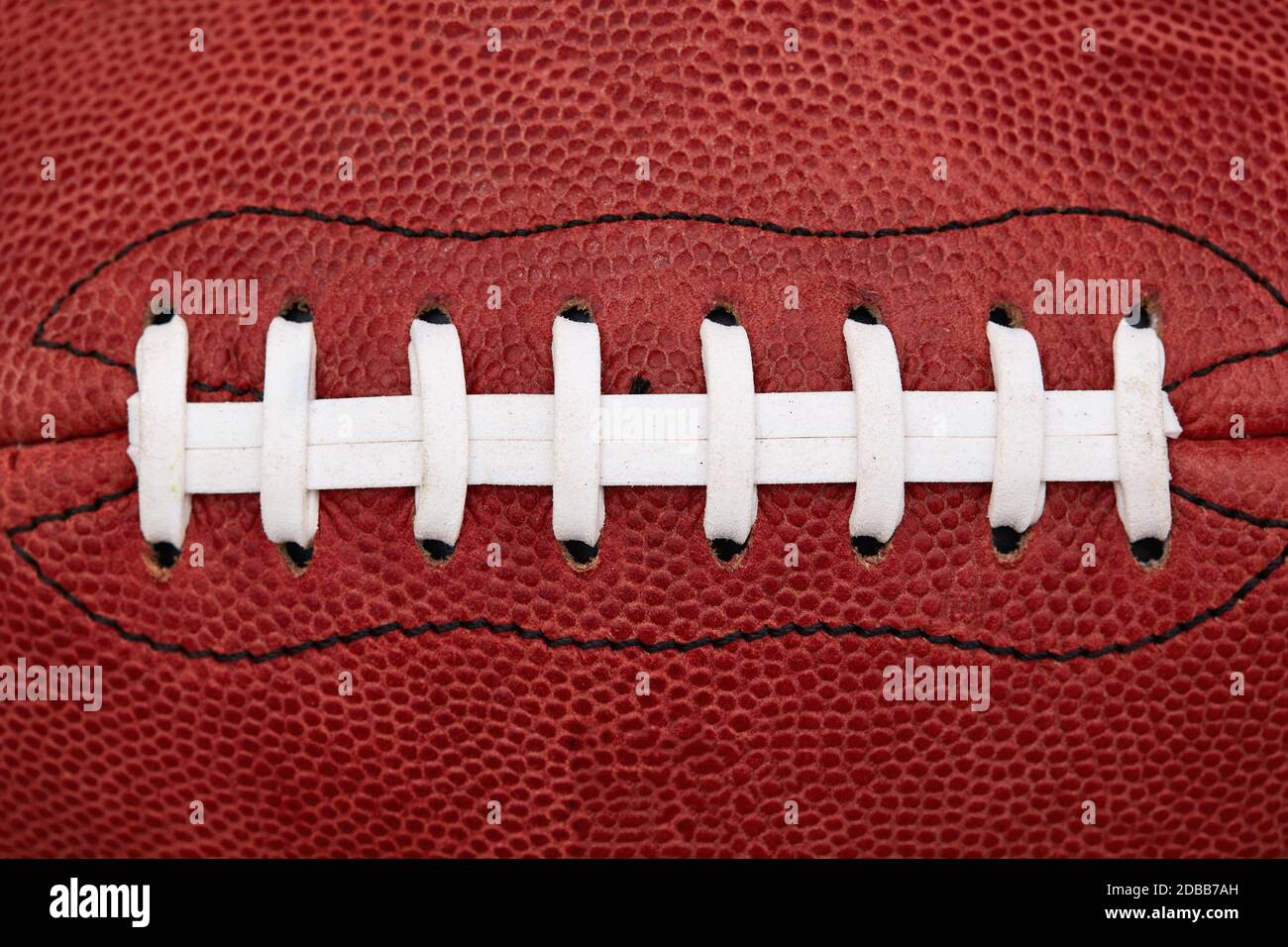 Nahaufnahme der Schnürsenkel auf american Football Ball Stockfoto