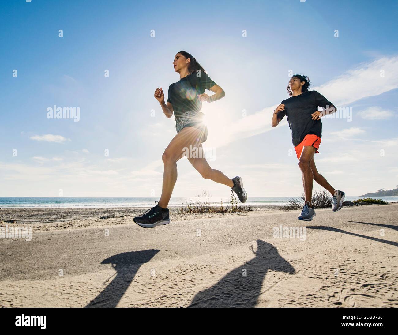 USA, Kalifornien, Dana Point, Mann und Frau laufen zusammen an der Küste entlang Stockfoto