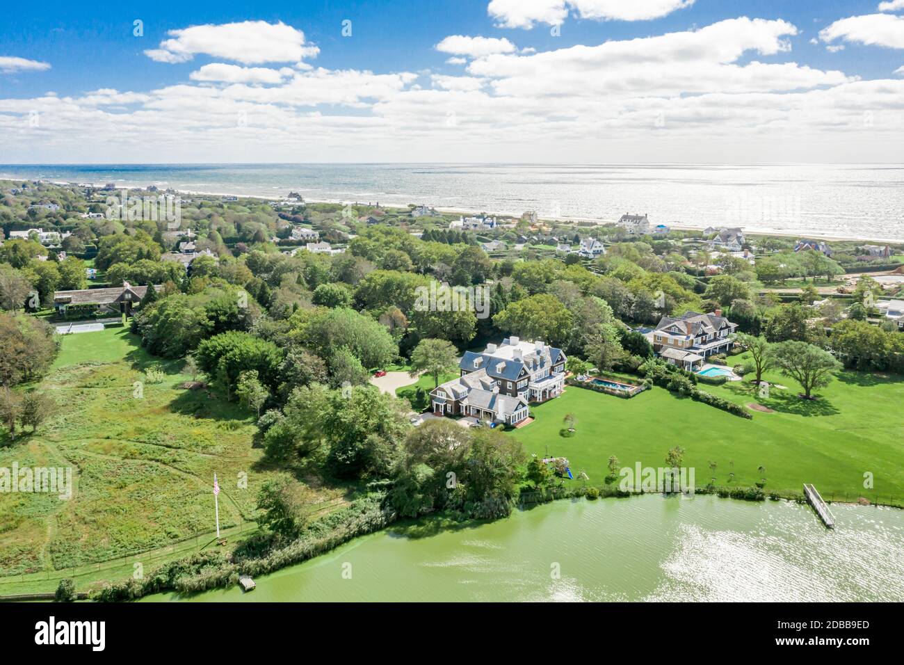 Luftaufnahme mehrerer privater Anwesen in Southampton, NY Stockfoto