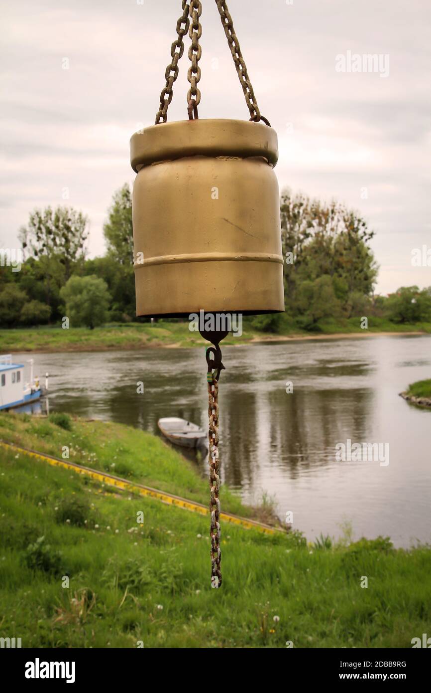 Eine alte Glocke, mit der der Fährmann auf die Elbe gerufen wurde. Stockfoto