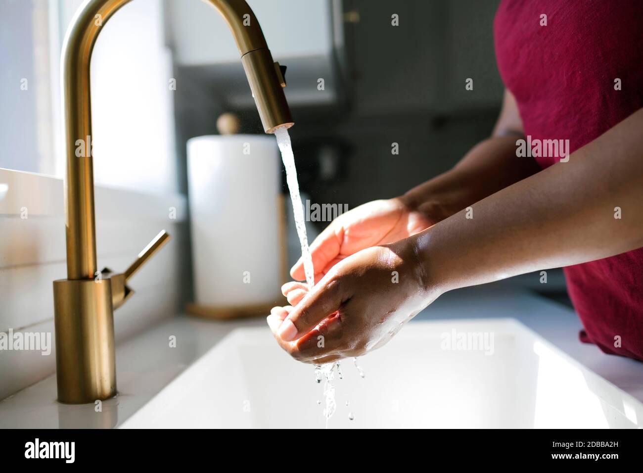 Nahaufnahme einer Frau, die sich im Badezimmer die Hände wascht Stockfoto