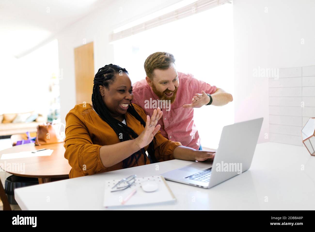 Mann und Frau während Zoom rufen zu Hause an Stockfoto