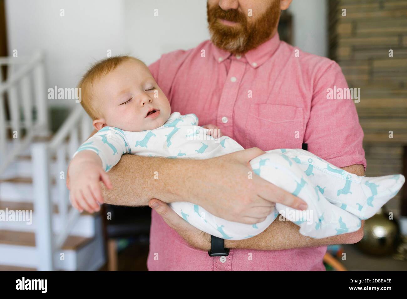 Vater trägt schlafen Baby Sohn (6-11 Monate ) Stockfoto