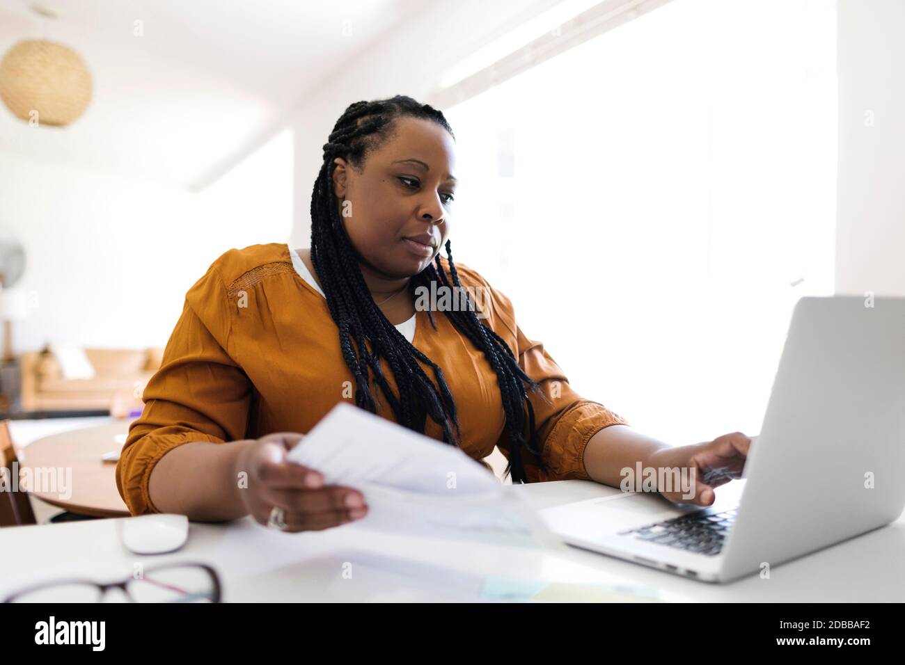 Frau am Schreibtisch im home-Office arbeiten Stockfoto