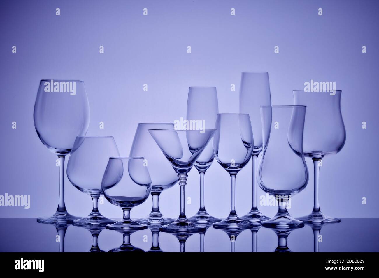 Set Gläser für verschiedene alkoholische Getränke und Cocktails auf hellgrauem Hintergrund. Leeren Sie klare Gläser. Stockfoto