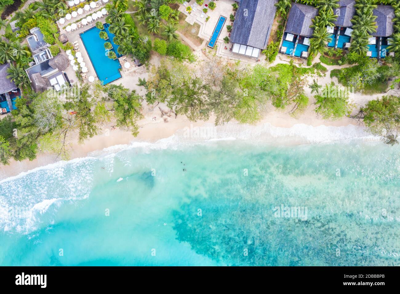 Seychellen Strand Mahe Insel Luxus Urlaub Schwimmbad Meer symbolische Foto Drohne Ansicht Luftbild Landschaft Stockfoto