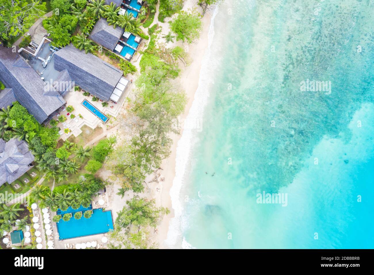 Strand Seychellen Insel Luxus Urlaub Schwimmbad Meer symbolische Foto Drohne Ansicht Luftbild Landschaft Stockfoto