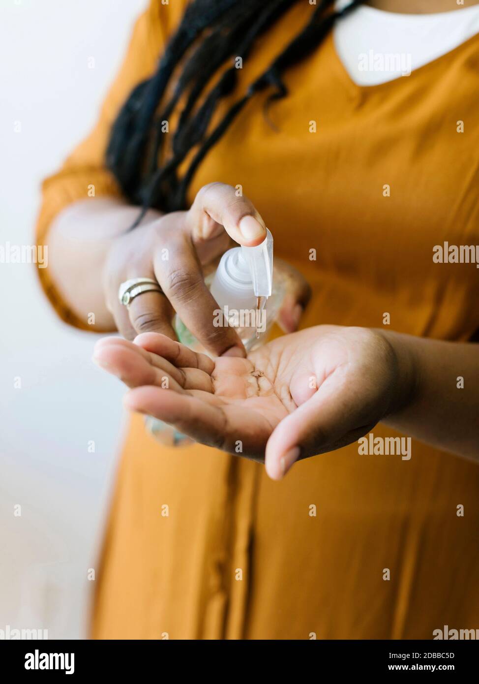 Nahaufnahme einer Frau, die die Hände mit einem Händedesinfektionsmittel reinigt Stockfoto