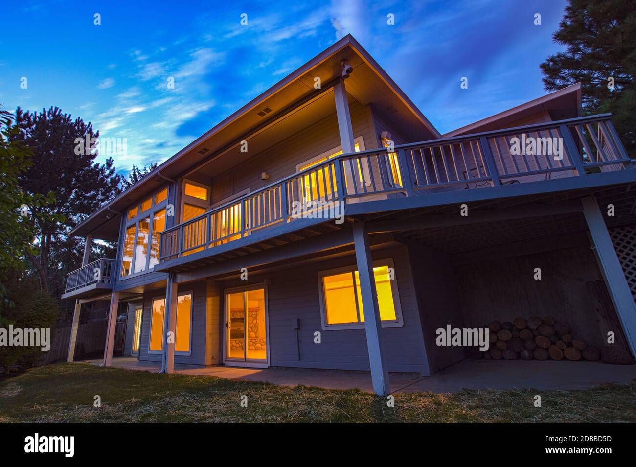 USA, Idaho, Boise, beleuchtetes Haus mit Balkon Stockfoto