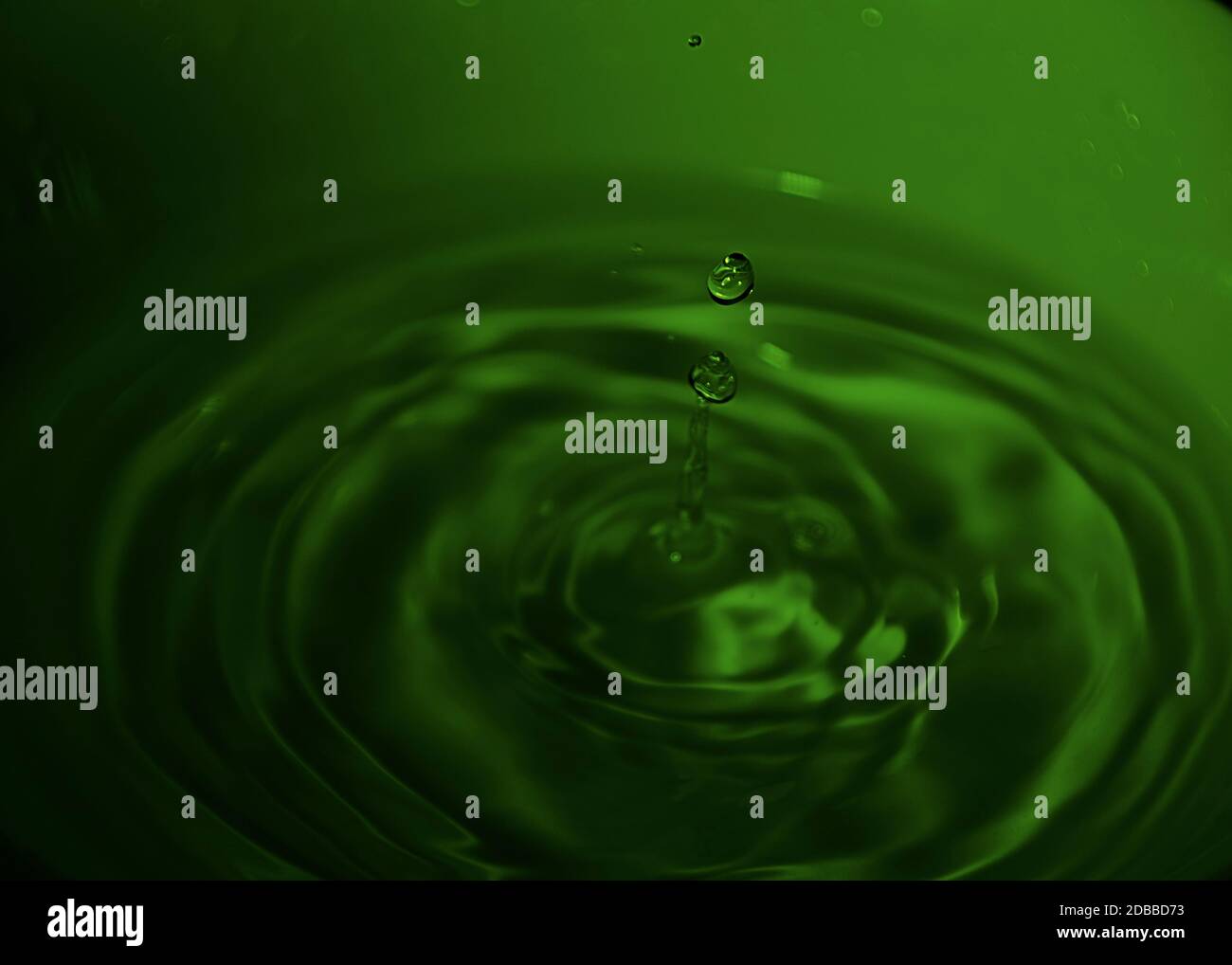 Wassertropfen auf weiße Schüssel, Grüntöne, Bläulich, Wellen, Stockfoto