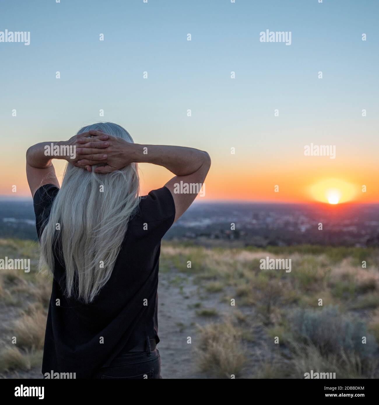 USA, Idaho, Boise, Frau, die den Sonnenuntergang betrachtet Stockfoto
