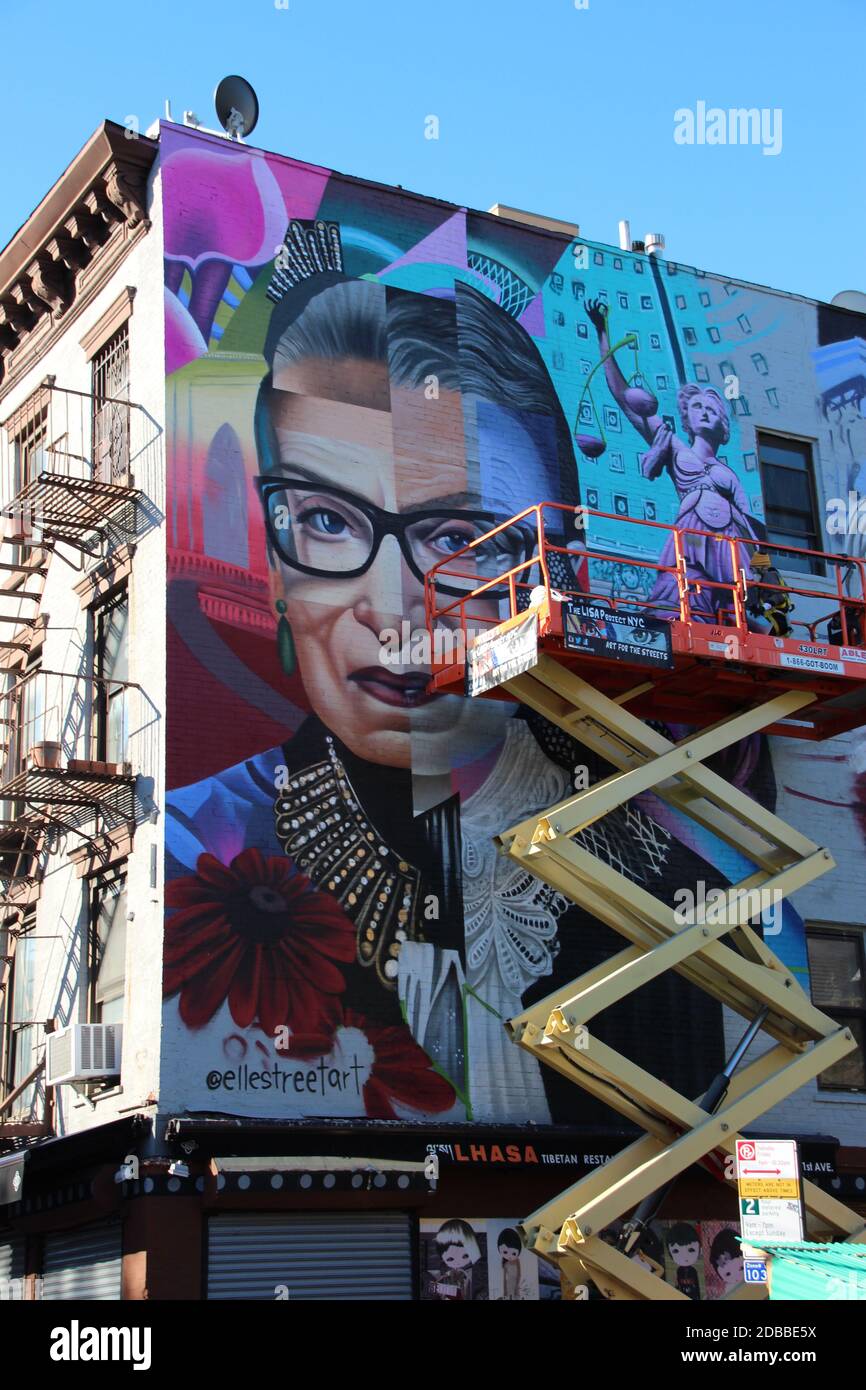 New York, USA. November 2020. Künstler setzen den letzten Schliff an einem bunten Gemälde an einer Hauswand im East Village in Manhattan. Das große Wandgemälde ehrt den im September verstorbenen prominenten US-Richter Ginsburg. (To dpa 'tot US Richter Ginsburg geehrt mit Wandbild') Credit: Christina Horsten/dpa/Alamy Live News Stockfoto