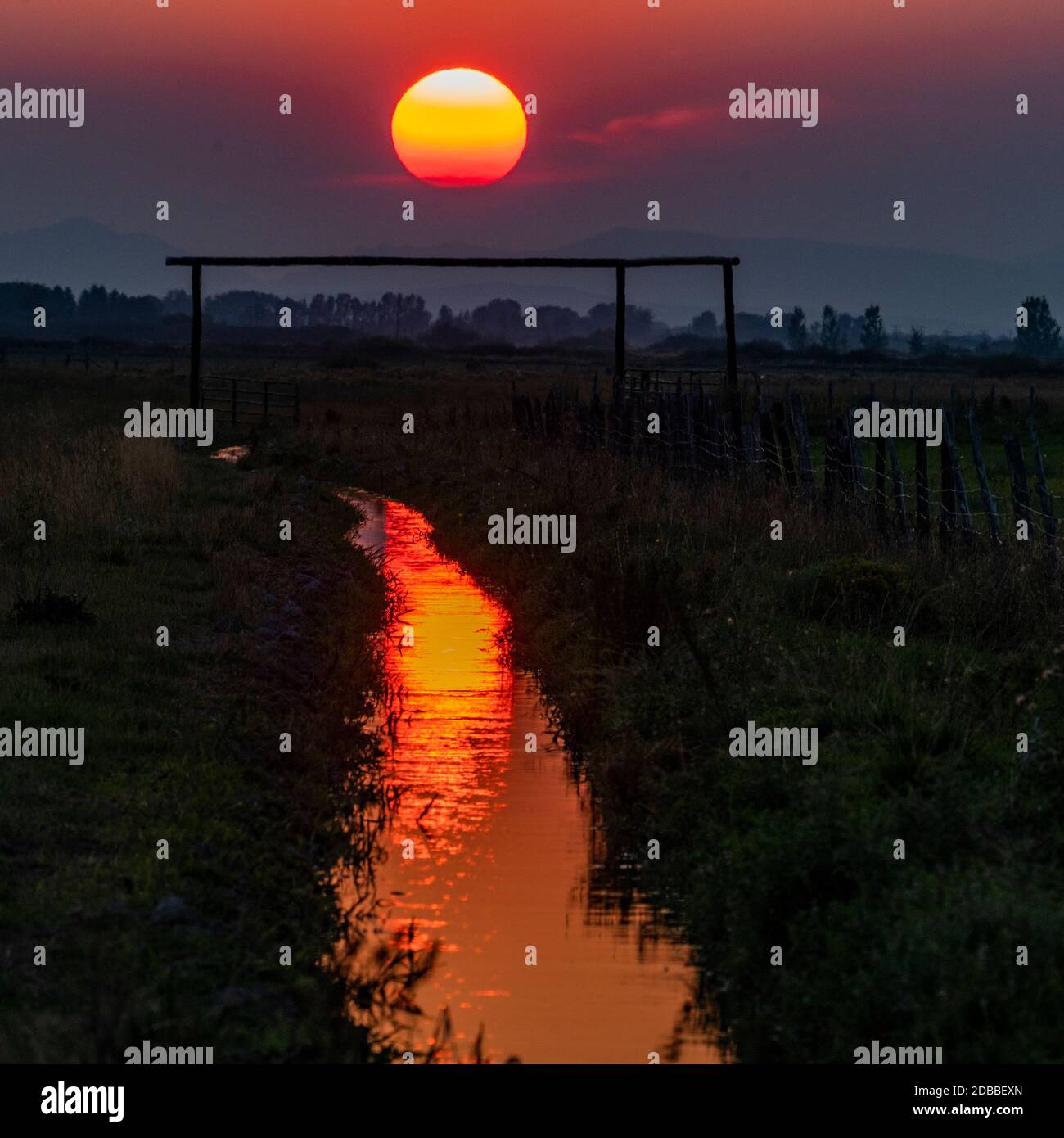 USA, Idaho, Bellevue, Sonnenuntergang reflektiert in Kanal Stockfoto