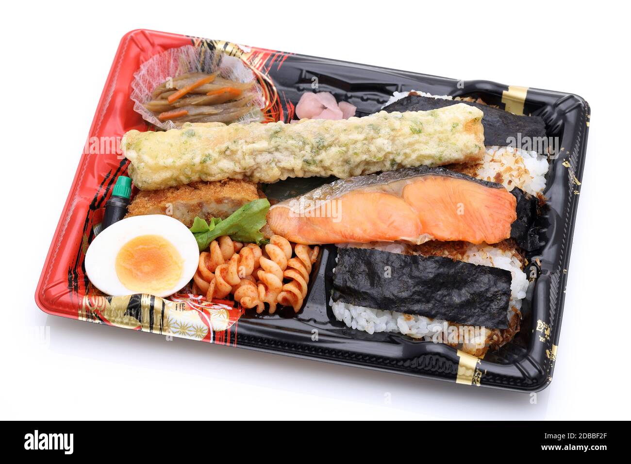 Japanisches Sake Bento Lunch isoliert auf weißem Hintergrund Stockfoto