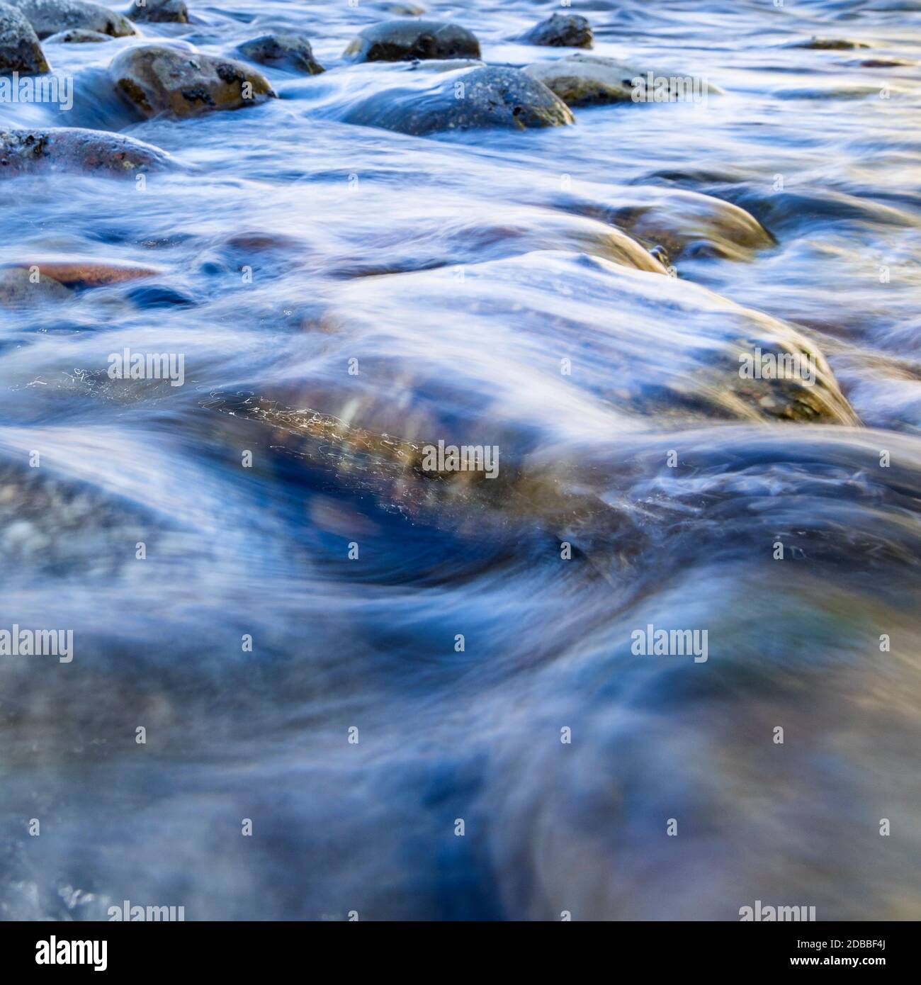 Lange Exposition von Steinen im Fluss Stockfoto