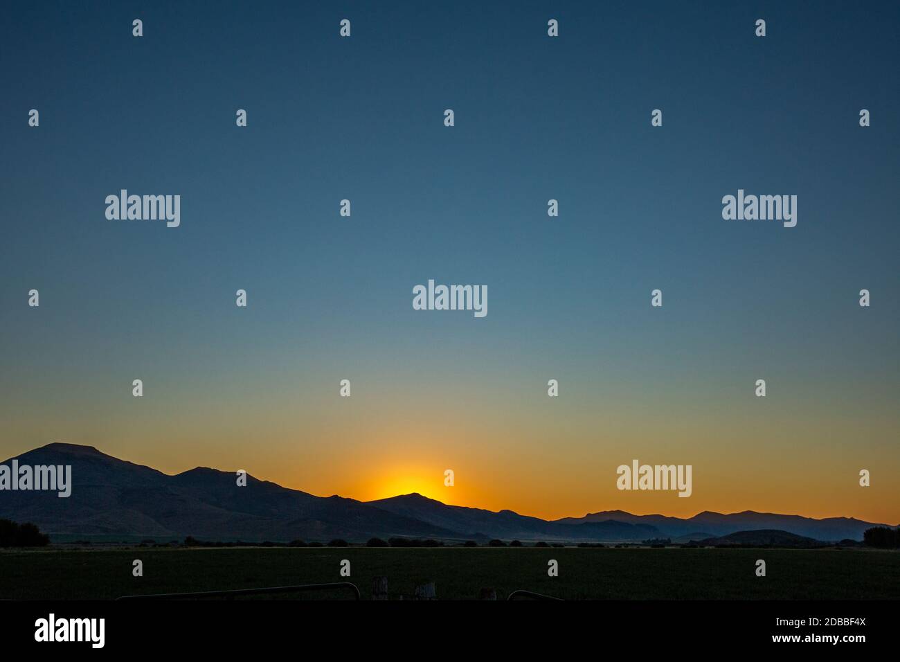 USA, Idaho, Bellevue, Sonne untergeht hinter Hügeln Stockfoto