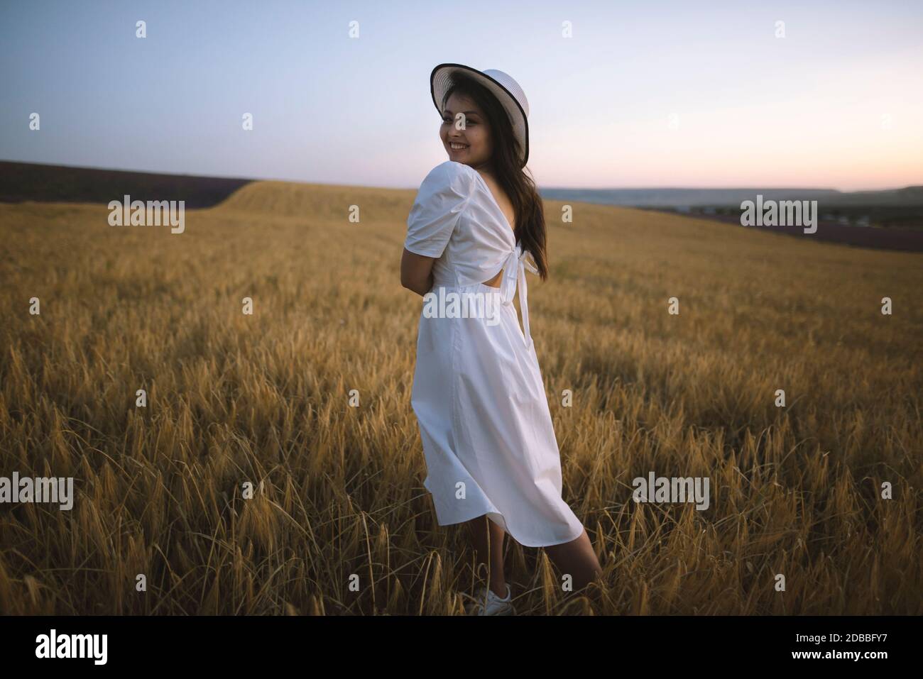 Frankreich, Junge Frau in weißem Kleid im Getreidefeld stehend Stockfoto