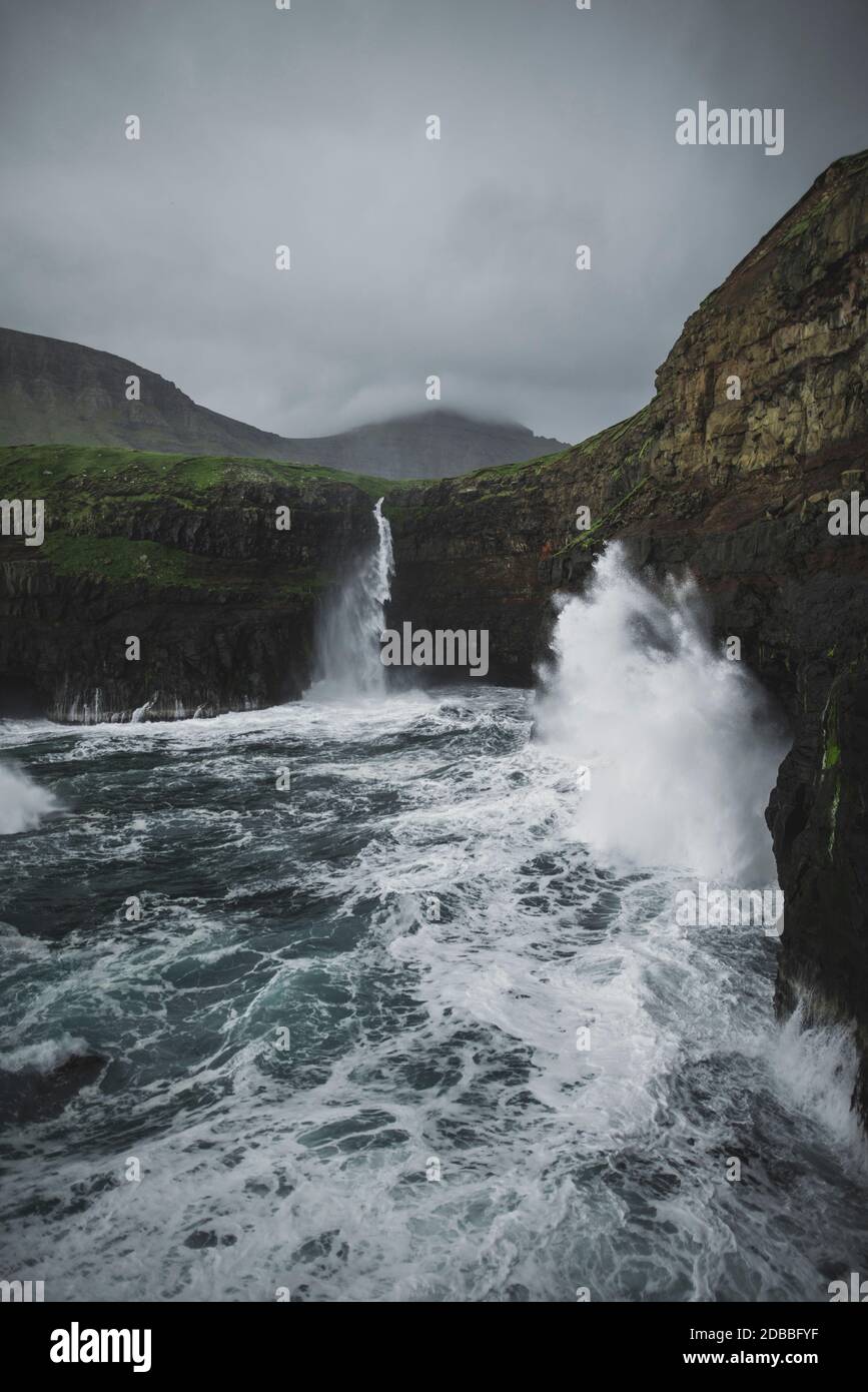 Dänemark, Färöer Inseln, Gasadalur Dorf, Mulafossur Wasserfall, Mulafossur Wasserfall fällt von der Klippe in den Ozean Stockfoto