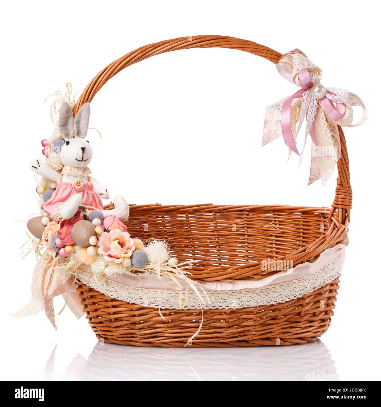 Handgefertigter osterkorb im Vintage-Stil mit Blumen, Ostereiern und  breiten Bändern. Isoliert auf weißem Hintergrund Stockfotografie - Alamy