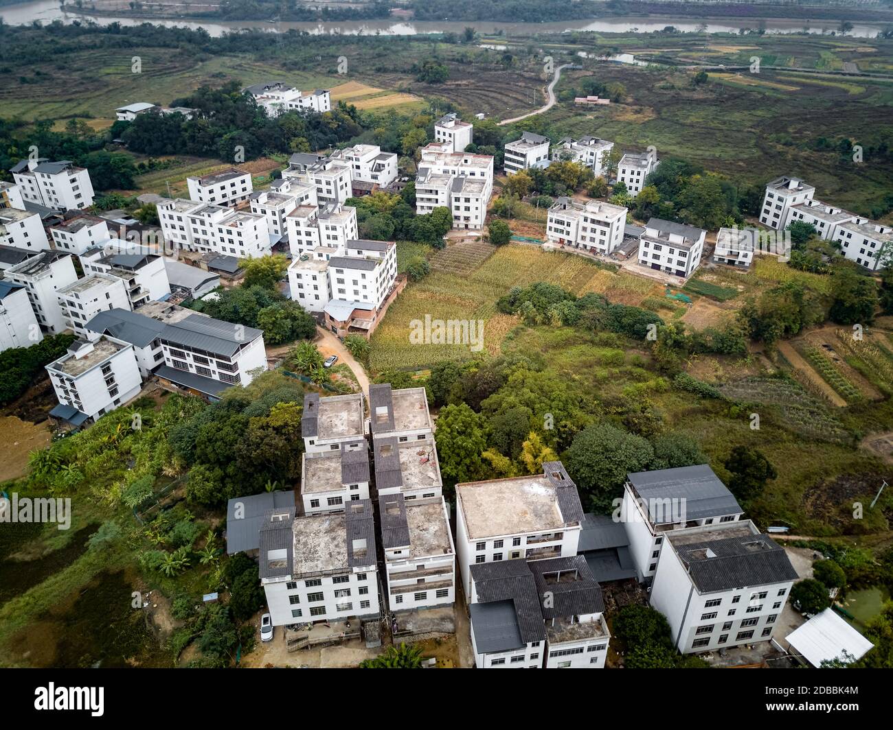 Luftaufnahmen von Feldern und Gebäuden im ländlichen China Stockfoto