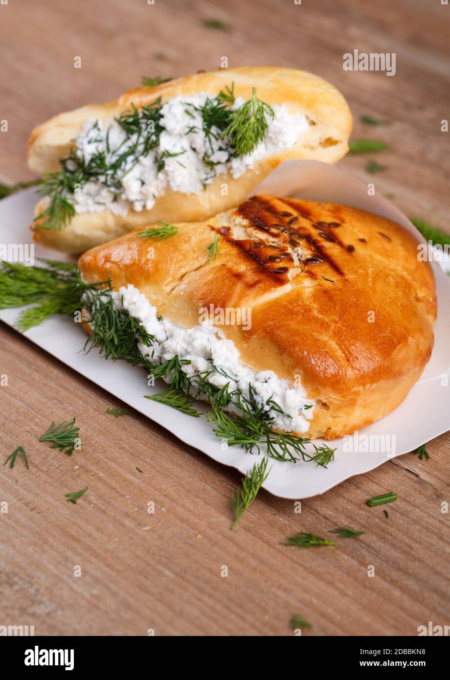 Achma - khatschapuri mit Käse und Dill auf einem Holztisch. Traditionelle georgische Küche. Unscharfer Hintergrund. Stockfoto