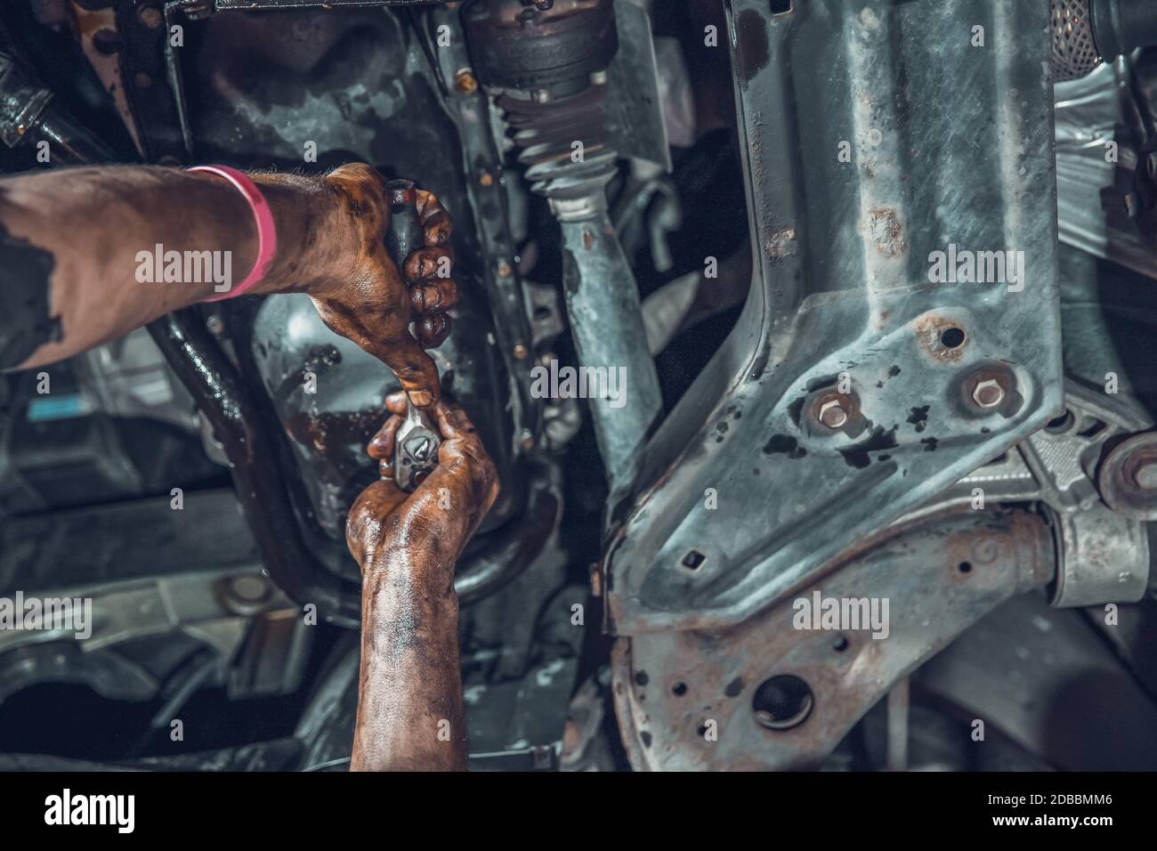 Ansicht der Hände eines Mechanikers, der ein Auto repariert. Stockfoto