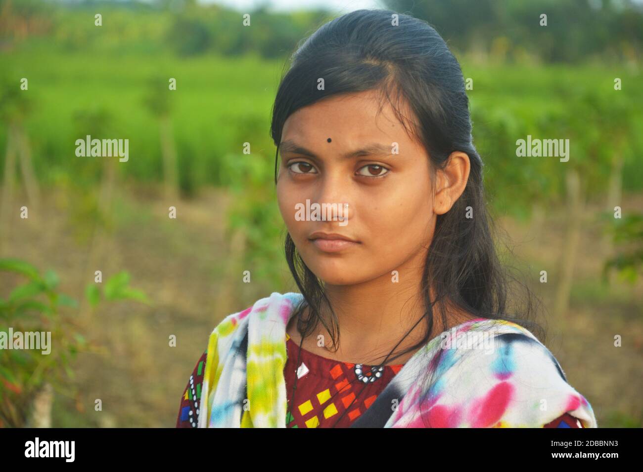Nahaufnahme eines Teenagers in Bengali, das farbige Salwar Kameez mit langen dunklen Haaren trägt, selektive Fokussierung Stockfoto