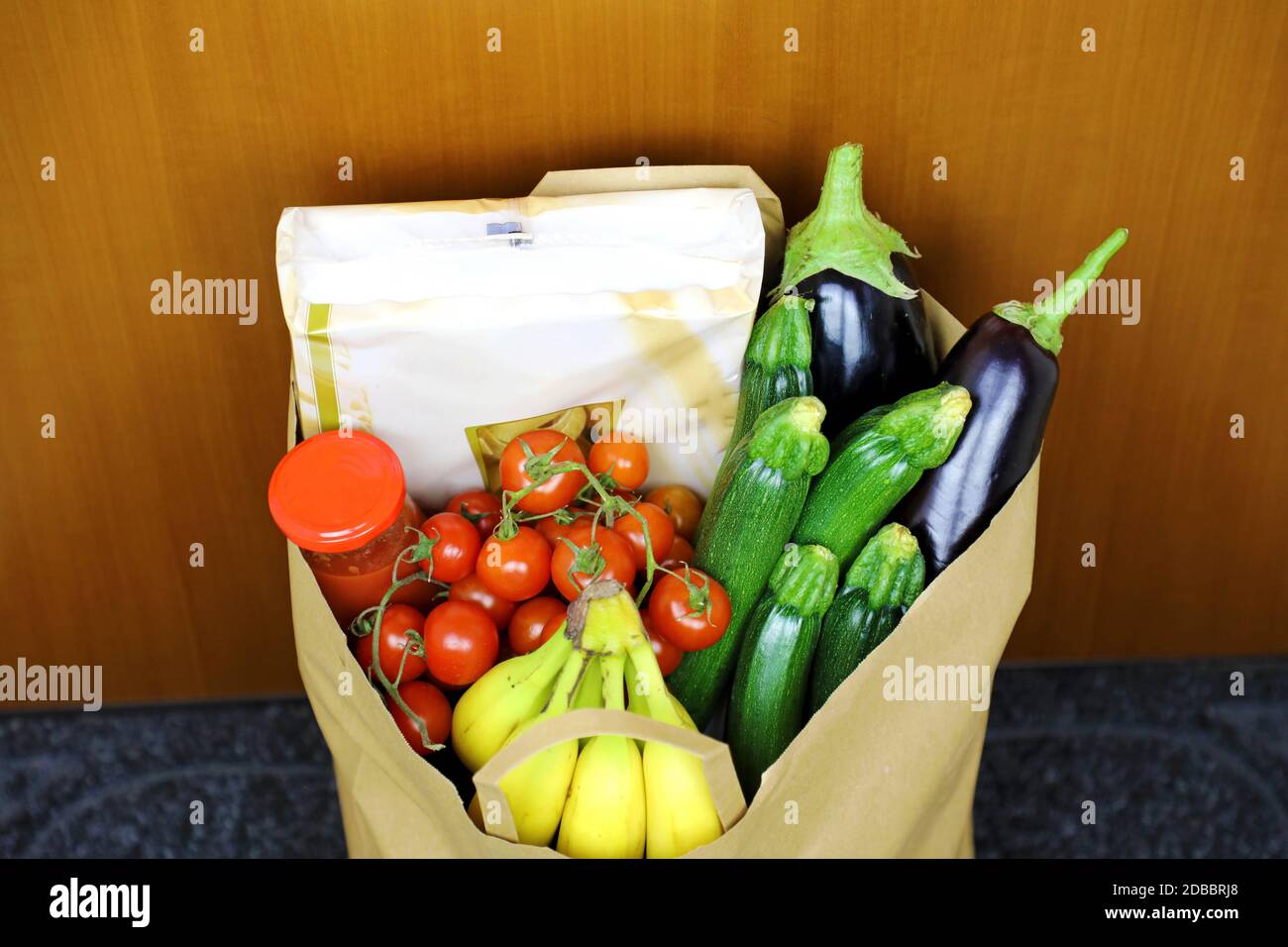 COVID-19 Pandemic Coronavirus HauslieferungLebensmittel Lebensmitteltasche hinter der Tür auf Matte für Coronavirus Krankheit Verbreitung Sicherheit gelassen. Vorsichtsmaßnahme aga Stockfoto