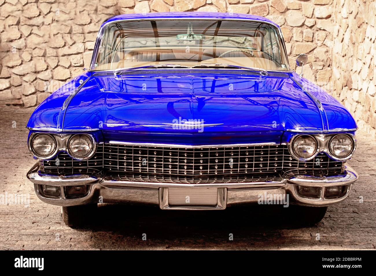 Oldtimer-Klassiker im Retro-Stil. Schöne rosa Auto, Vorderansicht. Stockfoto