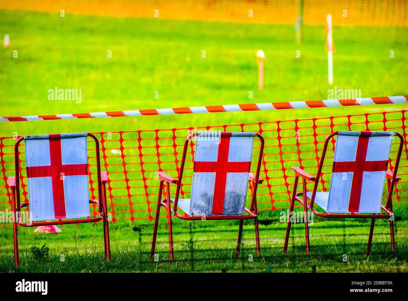 St. George's Kreuz auf der Rückseite der Stühle am Sporttag in Beetham Stockfoto