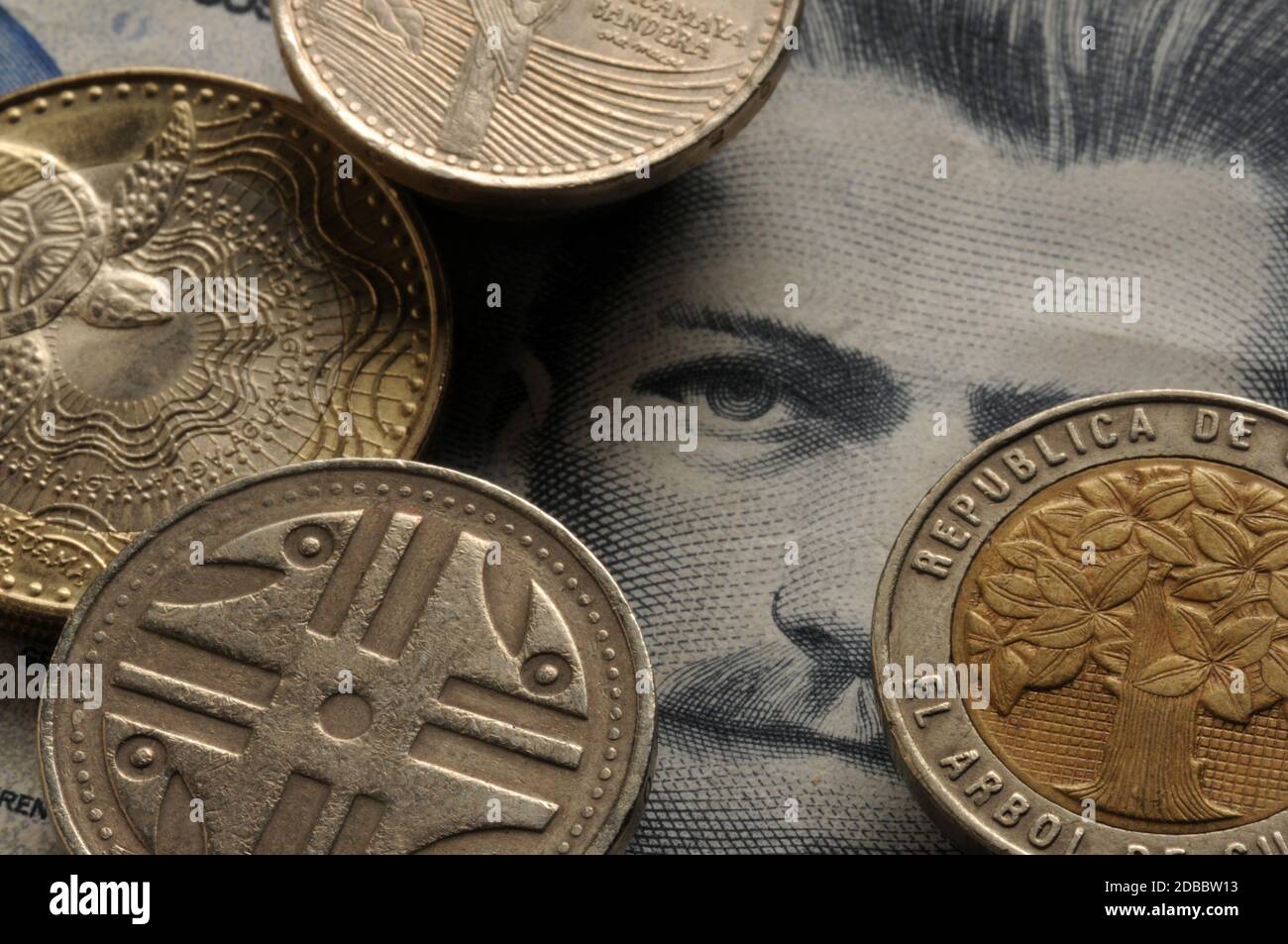 Makro auf kolumbianischen Banknoten und Münzen Stockfoto