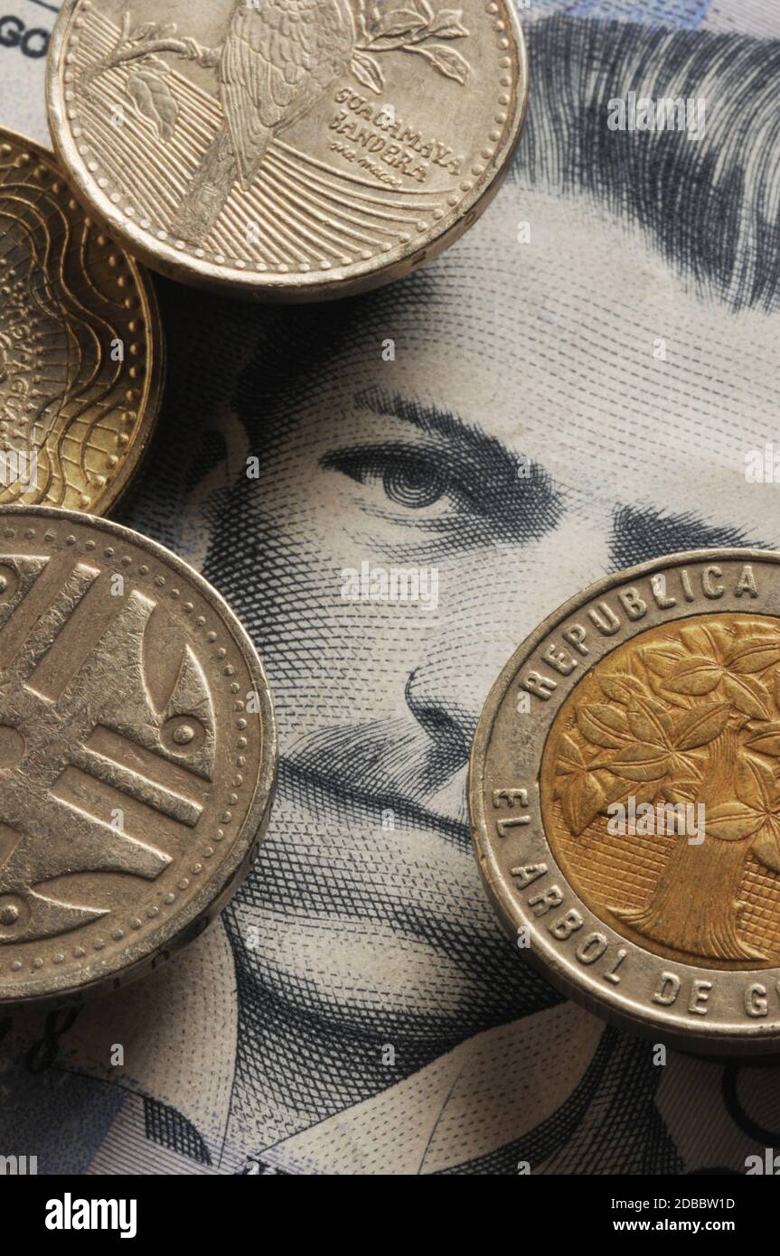 Makro auf kolumbianischen Banknoten und Münzen Stockfoto