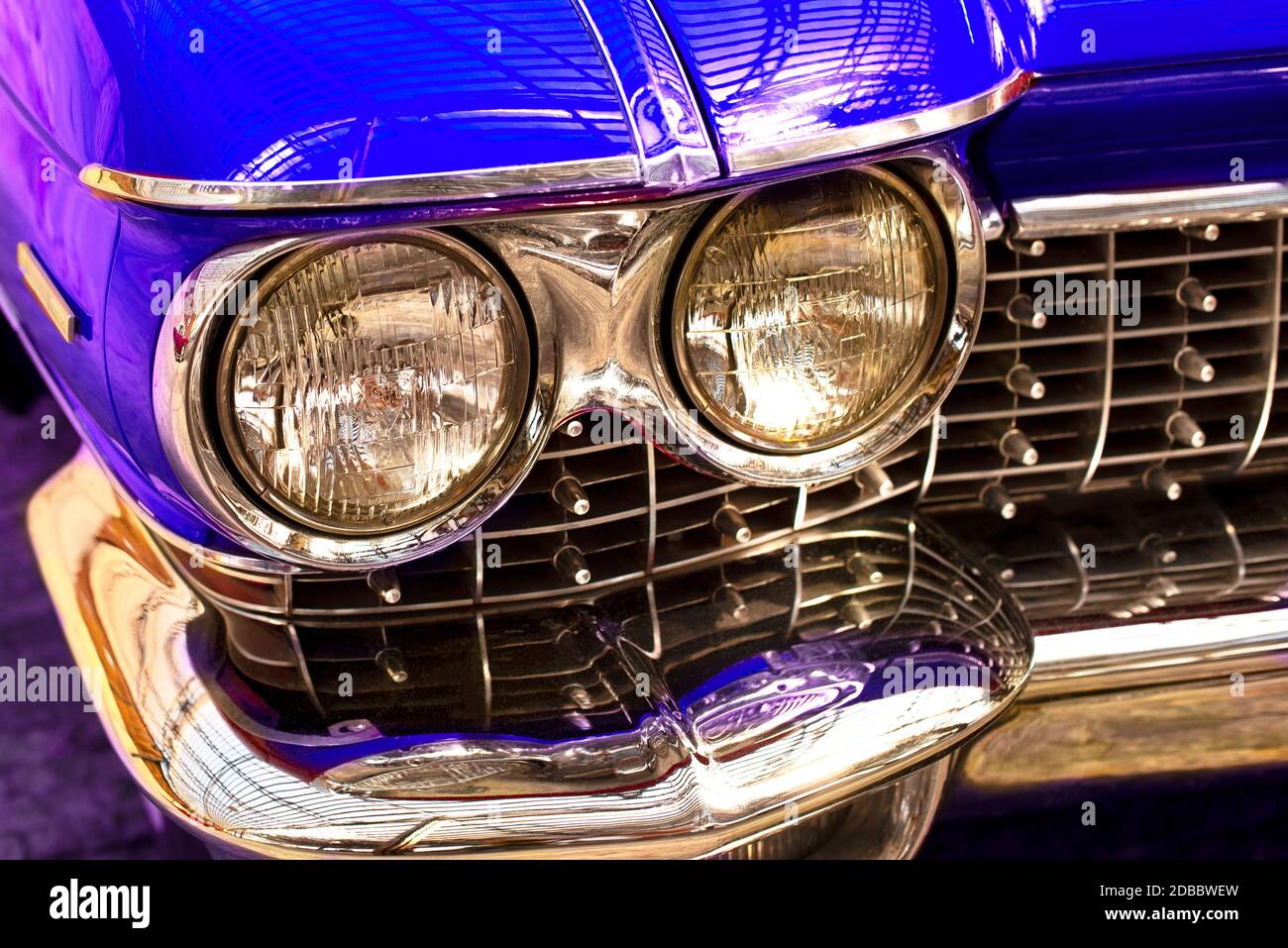Oldtimer-Klassiker im Retro-Stil. Schöne rosa Auto, Vorderansicht. Stockfoto